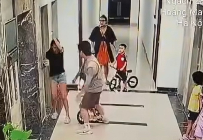 Người đàn ông đấm, đá liên tiếp vào đầu, bụng một cô gái ở sảnh chung cư Hà Nội. Ảnh: Cắt từ video