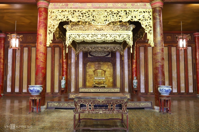 Ngai vàng trưng bày trong điện Thái Hòa. Ảnh: Võ Thạnh