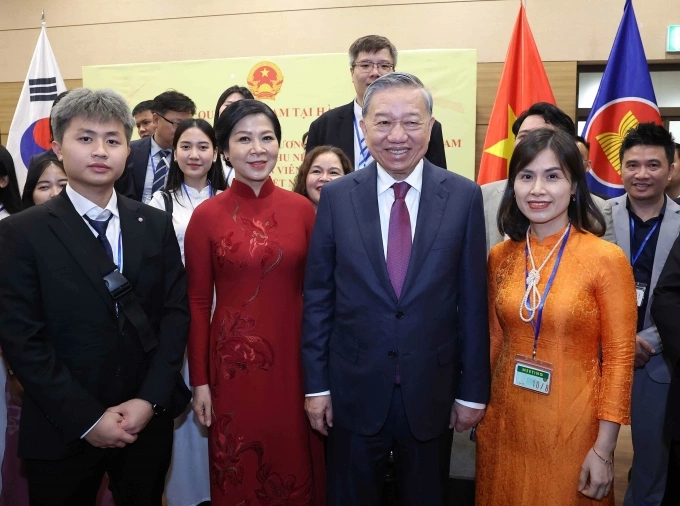 Tổng Bí thư Tô Lâm và phu nhân với cán bộ, nhân viên đại sứ quán và cộng đồng người Việt Nam tại Hàn Quốc ngày 10/8. Ảnh: TTXVN