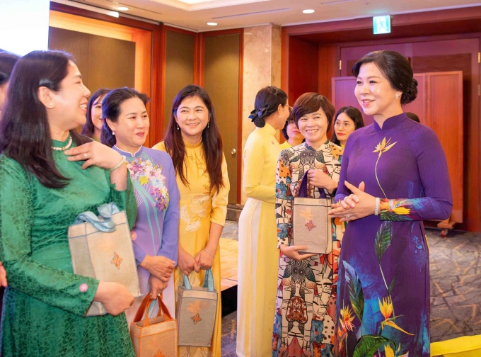 Phu nhân Ngô Phương Ly trò chuyện, thăm hỏi cuộc sống, công việc của các cô dâu Việt Nam tại Hàn Quốc ngày 11/8/2025. Ảnh: Báo Quốc tế