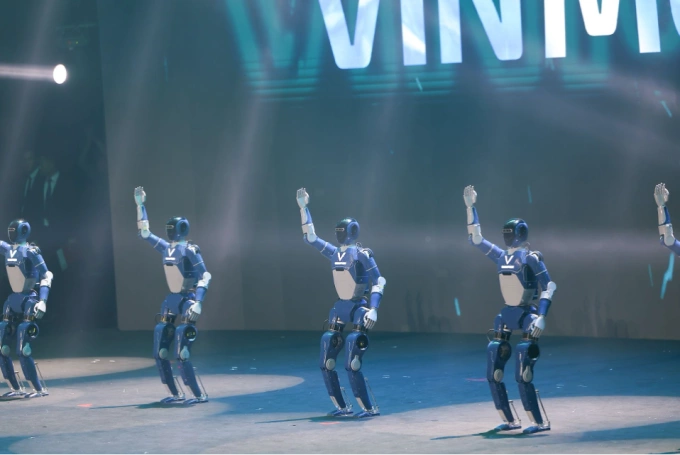 Robot của VinMotion thực hiện các động tác đồng đều trên sân khấu. Ảnh: VinMotion