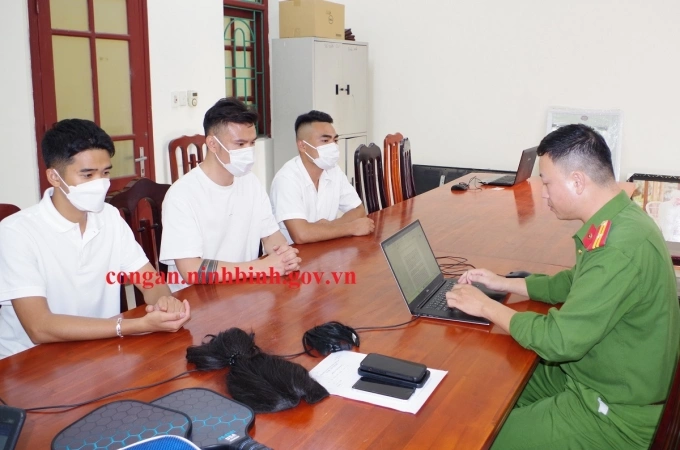 Ba thanh niên làm việc với công an phường Phủ Lý. Ảnh: Công an tỉnh Ninh Bình