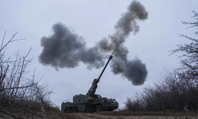 Pháo tự hành Ukraine khai hỏa tại tỉnh Donetsk ngày 23/1. Ảnh: AP