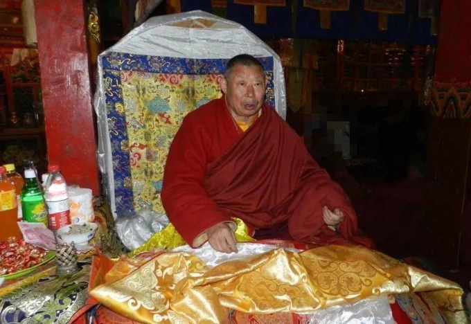Vương Hưng Phu làm lễ tọa sàng - nghi thức kế vị của Phật sống chuyển thế trong Phật giáo Tây Tạng.