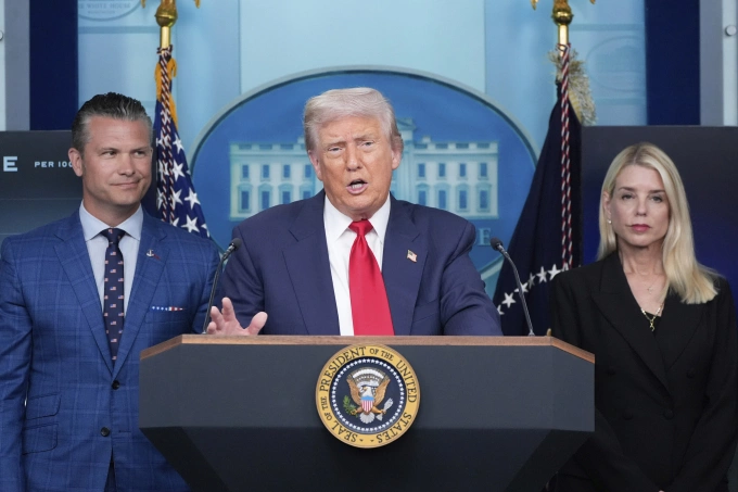 Tổng thống Mỹ Donald Trump (giữa) trong cuộc họp báo tại Nhà Trắng ngày 11/8. Ảnh: AP