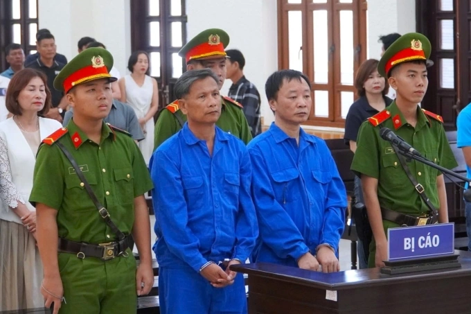Bị cáo Trần Văn Thuận (bên phải) đứng cạnh bị cáo Hoàn Văn Thảo tại phiên toà. Ảnh: Thuận An