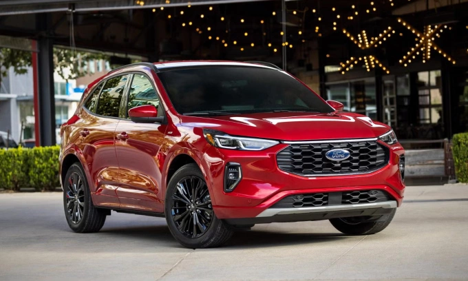Ford Escape 2025 tại Mỹ, với mức giá đề xuất 31.010-39.005 USD. Ảnh: Ford