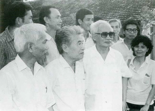 Thủ tướng Phạm Văn Đồng (đeo kính) và GS Tạ Quang Bửu (thứ 2 từ trái sang) đến thăm Viện Toán học năm 1986. Ảnh tư liệu