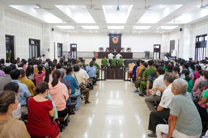 Hàng trăm bị hại đến dự phiên tòa. Ảnh: Ngọc Hoa