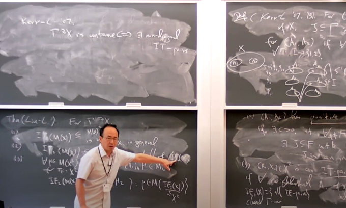 Li Hanfeng trong một bài giảng, được đăng trên Youtube của Fields Institute. Ảnh chụp màn hình
