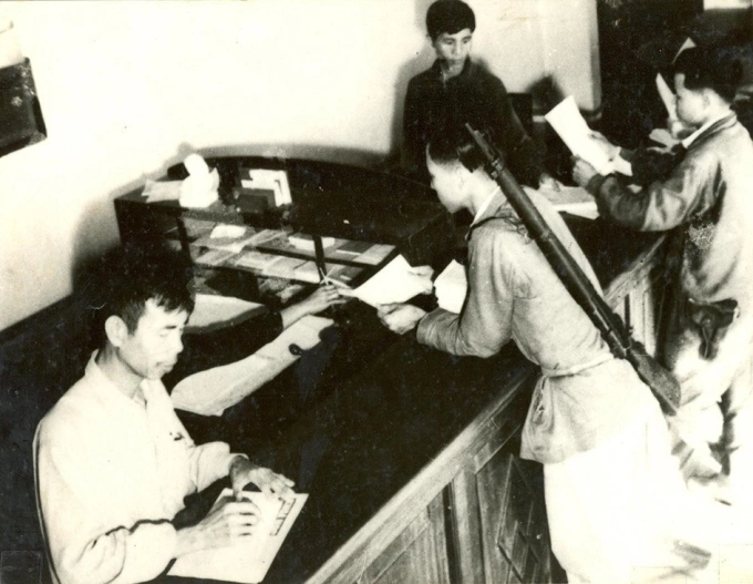Nhân dân, chiến sĩ, tự vệ Thủ đô sử dụng dịch vụ tại bưu điện. Ảnh: Tư liệu