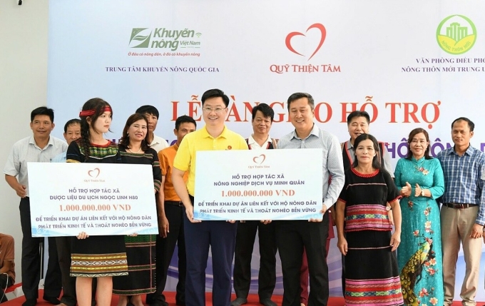 Lễ trao quỹ hỗ trợ hợp tác xã nông nghiệp dịch vụ Minh Quân, Kon Tum, hồi tháng 7/2024. Ảnh: Quỹ Thiện Tâm