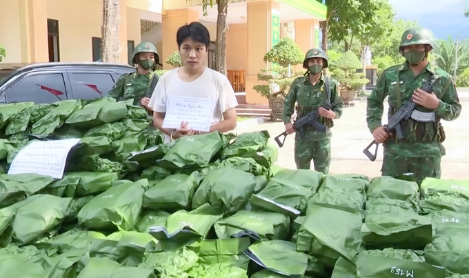 Nghi can Duy (mặc áo trắng) bị bắt cùng tang vật. Ảnh: Thanh Giang