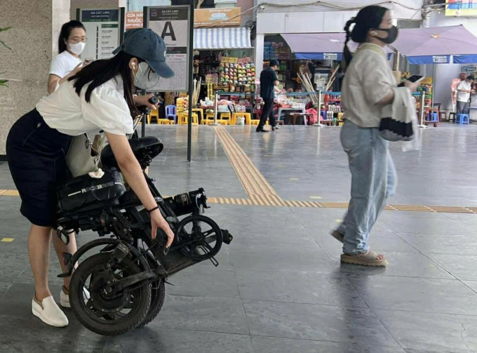 Một hành khách sử dụng xe đạp điện tại nhà ga Cát Linh, sáng 12/8. Ảnh: Đình Trường