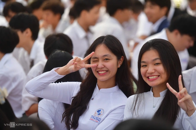 Nữ sinh trường THPT chuyên Lê Hồng Phong trong ngày khai giảng năm học 2024-2025. Ảnh: Thanh Tùng