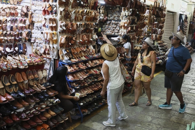 Một cửa hàng bán huaraches tại khu chợ ở bang Oaxaca, Mexico ngày 8/8. Ảnh: AP