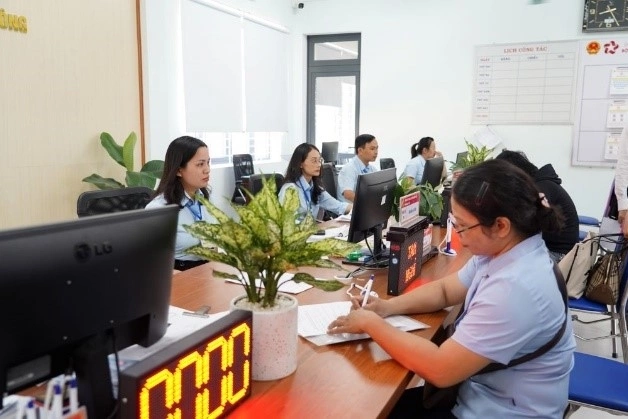 Người dân tham gia khảo sát tại Trung tâm hành chính công phường An Cựu, thành phố Huế. Ảnh: Bộ KHCN