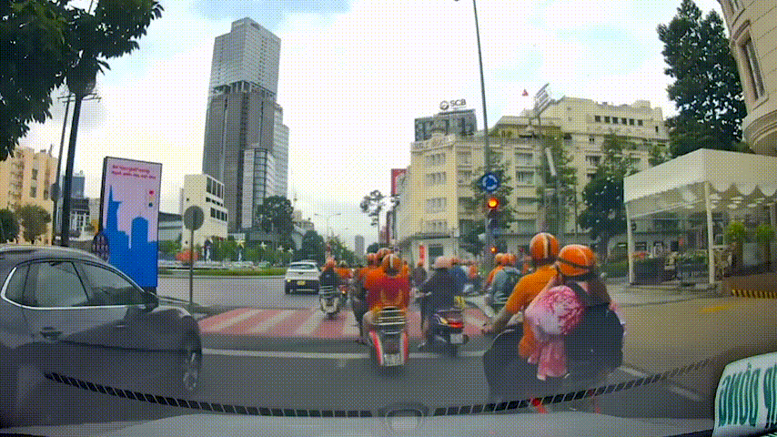 Đoàn Vespa cổ chở khách du lịch vượt đèn đỏ ở TP HCM bị phạt