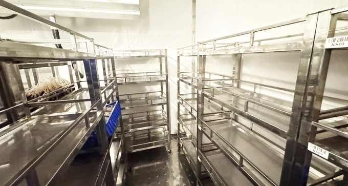 Nhiều kệ đựng máu ở Bệnh viện Huyết học - Truyền máu Cần Thơ trống hoác. Ảnh: An Bình