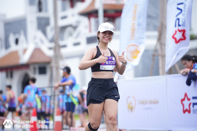Runner nên trang bị mũ, thoa kem chống nắng khi chạy bộ mùa hè. Ảnh: VnExpress Marathon