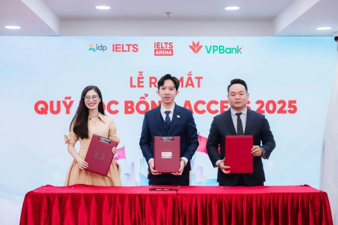 Đại diện IELTS Arena cùng IDP và VPBank tại lễ ký kết hợp tác.