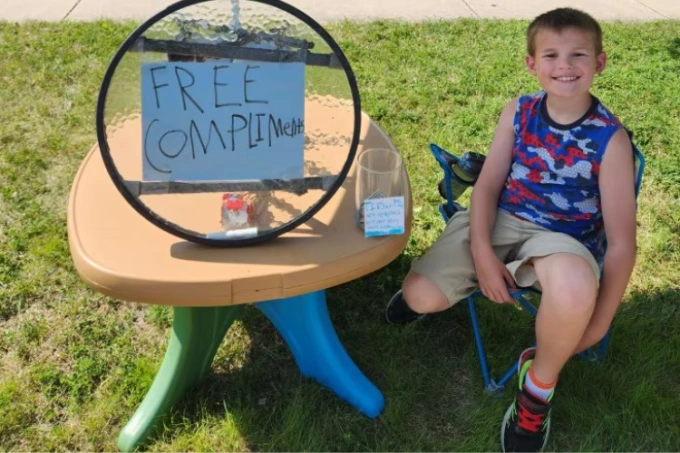 Ethan Wargo bên cạnh sạp khen ngợi của mình trước nhà ở Sycamore, Illinois. Ảnh: WP