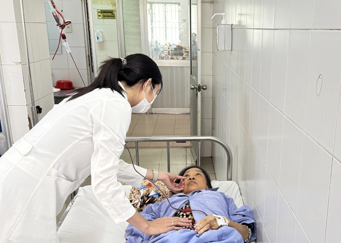 Một bệnh nhân xuất huyết tiêu hóa tại Bệnh viện đa khoa Trung ương Cần Thơ được ưu tiên truyền máu. Ảnh: An Bình