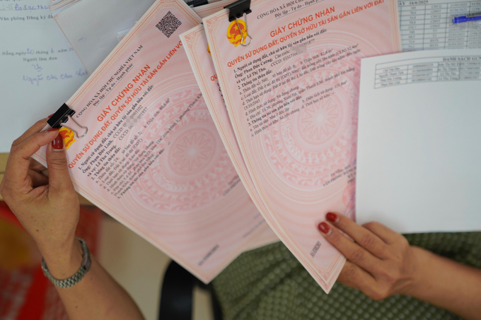 Công chức làm thủ tục liên quan giấy chứng nhận quyền sử dụng đất tại Trung tâm dịch vụ hành chính công phường Thanh Khê, TP Đà Nẵng, tháng 6/2025. Ảnh: Nguyễn Đông