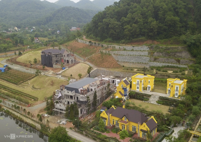 Các biệt thự, công trình xây dựng trái phép dưới chân một quả đồi thuộc thôn Minh Tân, xã Minh Trí năm 2018. Ảnh: Gia Chính