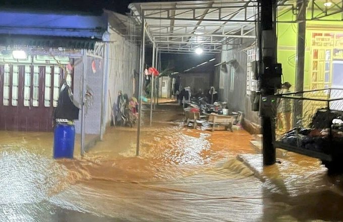 Nước lũ bất ngờ tràn vào nhà dân ở thôn 8, Đạ Huoai 3. Ảnh: Hoài Thanh