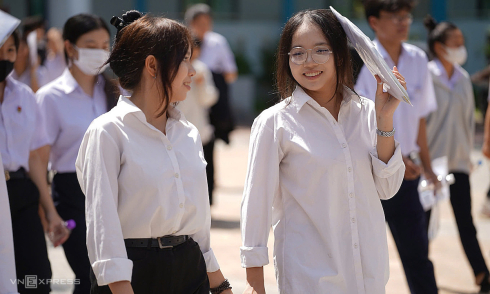 Tất cả học sinh Khánh Hòa chung đồng phục quần xanh, áo ...