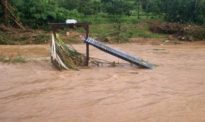 Cầu dân sinh bắc qua sông Đạ Huoai bị nước cuốn. Ảnh: Hoài Thanh