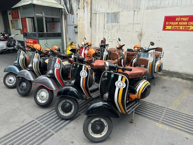 10 xe máy Vespa của công ty du lịch có hành vi vượt đèn đỏ được đưa về trụ sở cảnh sát để xử lý. Ảnh: Công an cung cấp