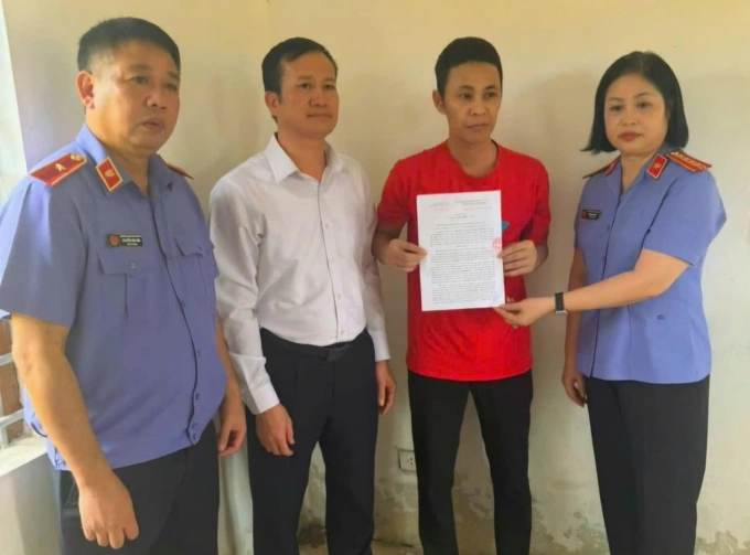 Đại diện VKSND tỉnh Hưng Yên và TAND tỉnh Hưng Yên trao quyết định Kháng nghị toàn bộ bản án sơ thẩm cho bị cáo Thành tại Trại tạm giam Công an tỉnh Hưng Yên, trưa 13/8. Ảnh: Xuân Hoa