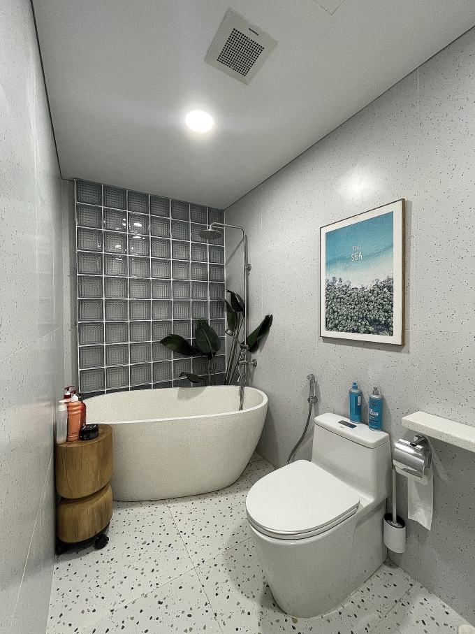 Bồn tắm kích thước chiều ngang chỉ 1,2 m giúp chị Hà có thêm thời gian thư giãn sau một ngày dài. Ảnh nhân vật cung cấp