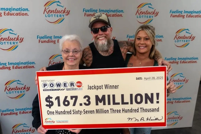 James Farthing nhận giải độc đắc Powerball cùng người thân, ngày 28/4. Ảnh: NYP