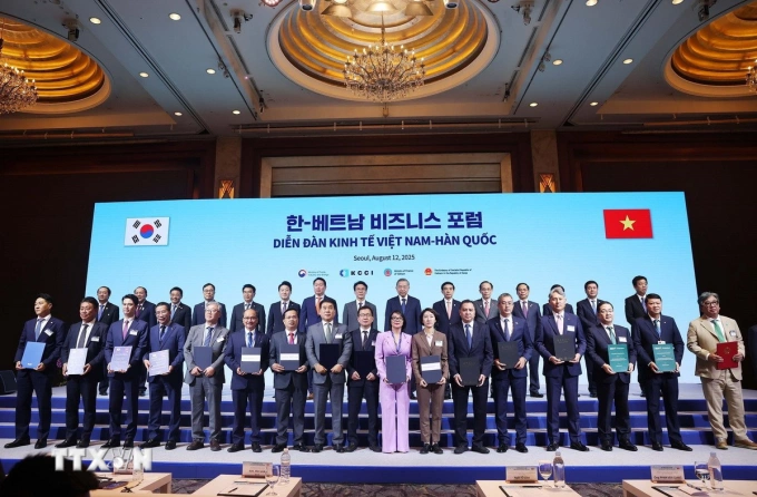 Tổng Bí thư Tô Lâm và Thủ tướng Hàn Quốc Kim Min-seok chứng kiến các đơn vị, doanh nghiệp trao thỏa thuận hợp tác. Ảnh: TTXVN