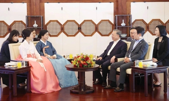 Tổng Bí thư Tô Lâm và phu nhân cùng Tổng thống Hàn Quốc Lee Jae-myung và phu nhân thưởng trà ngày 12/8. Ảnh: TTXVN