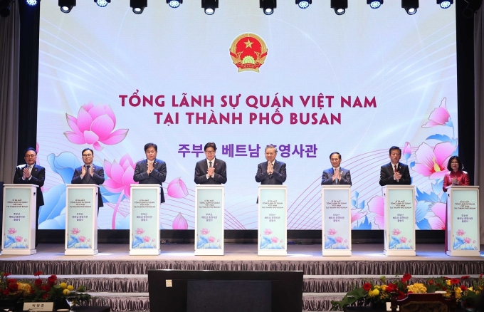 Tổng Bí thư Tô Lâm và các đại biểu thực hiện nghi thức ra mắt Tổng Lãnh sự quán Việt Nam tại thành phố Busan, Hàn Quốc, ngày 13/8. Ảnh: TTXVN
