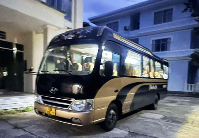 Cán bộ ở Sóc Trăng hùn tiền thuê ôtô đưa rước khoảng 120 km đi làm mỗi ngày tại trung tâm TP Cần Thơ mới. Ảnh: Nguyễn Kim Hân