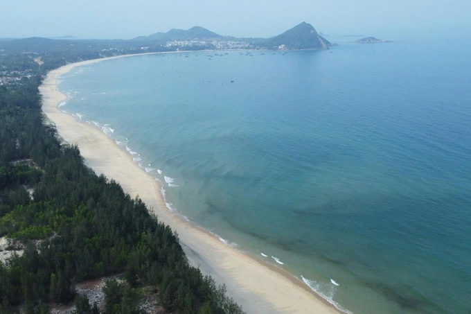 Bãi biển xã Phù Mỹ Đông, Gia Lai. Ảnh: Ngọc Oanh