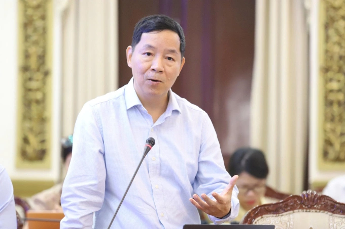 TS Vũ Thành Tự Anh, thành viên Hội đồng tư vấn thực hiện Nghị quyết 98, phát biểu tại hội nghị, sáng 13/8. Ảnh: An Phương