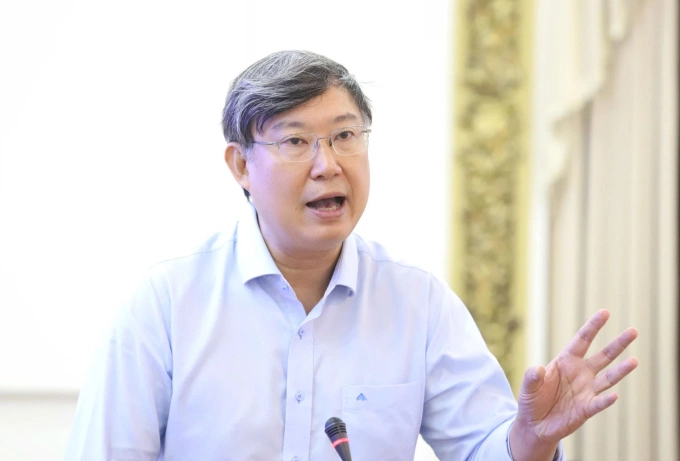 PGS.TS Nguyễn Xuân Thành, giảng viên cao cấp Trường Chính sách công và Quản lý Fulbright, phát biểu tại hội nghị sáng 13/8. Ảnh: An Phương