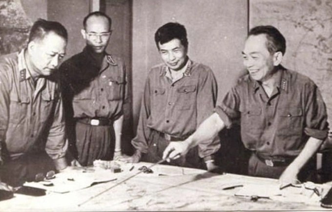 Đại tướng Võ Nguyên Giáp, thượng tướng Hoàng Văn Thái và các tướng lĩnh khác chỉ đạo và theo dõi tác chiến trong cuộc Tổng tiến công và nổi dậy mùa xuân 1975. Ảnh tư liệu