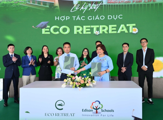 Ông Nguyễn Đức Cảnh - đại diện Ecopark và bà Lê Tuệ Minh - Tổng giám đốc Tập đoàn đầu tư giáo dục Innochain, Chủ tịch hệ thống trường Edison kí thỏa thuận hợp tác sáng 14/8. Ảnh: Ecopark