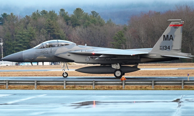 Tiêm kích F-15D tại căn cứ ở Westfield, bang Massachusetts, Mỹ tháng 11/2024. Ảnh: USAF