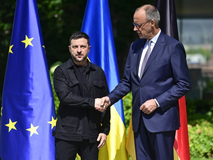 Thủ tướng Đức Friedrich Merz đón Tổng thống Ukraine Volodymyr Zelensky tại Berlin ngày 13/8.