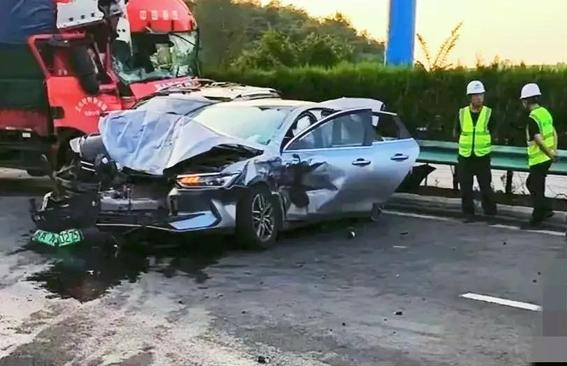 Một ôtô hư hỏng nặng khi bị xe tải đâm trúng. Ảnh: 163