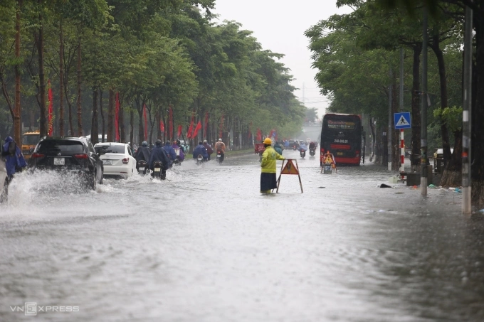 Một đoạn phố Tân Mai ngập sau cơn mưa. Ảnh: Việt An