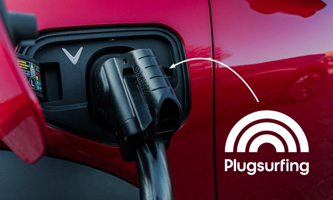 Một mẫu xe điện VinFast dùng trụ sạc của Plugsurfing. Ảnh: VinFast